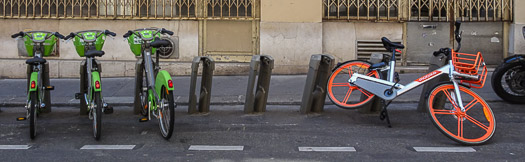Vélib' Métropole and Mobike bicycles in Paris