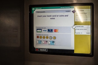 Selecting payment method with RATP ticket-vending machine